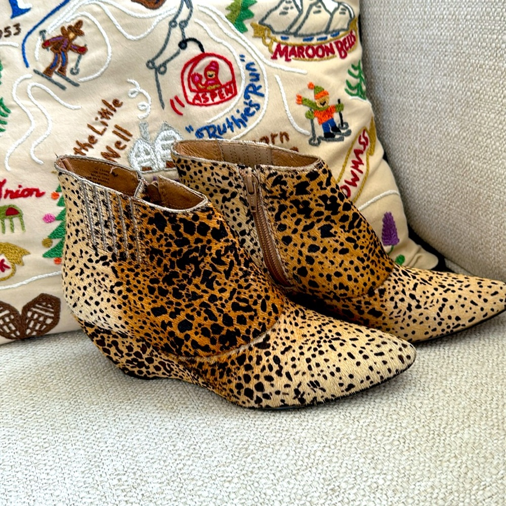 Chic Leopard Print Ankle Boots - Picture 5 of 14